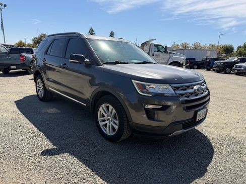 Used 2018 Ford Explorer XLT w/ Equipment Group 202A AWD/4WD image 7