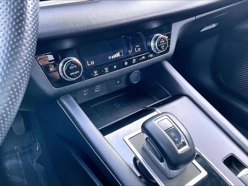 Used 2024 Mitsubishi Outlander SE AWD/4WD image 16