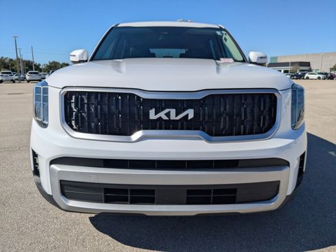 Certified 2024 Kia Telluride LX image 3