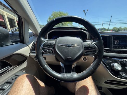 Used 2019 Chrysler Pacifica Touring-L FWD image 31