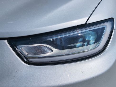 Used 2024 Chrysler Pacifica Touring-L image 6