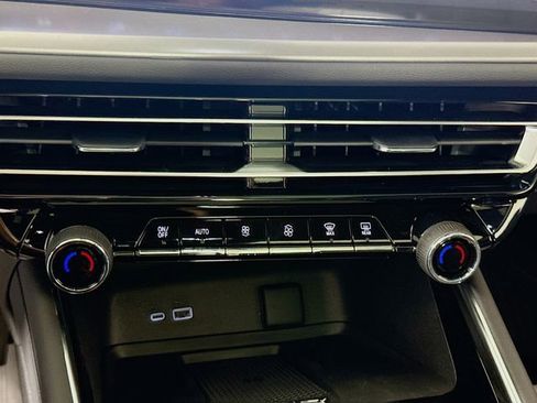 New 2026 Chevrolet Traverse LT w/ Sun and Wheel Package AWD/4WD image 18