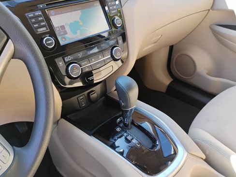 Used 2016 Nissan Rogue SV w/ SV Premium Package FWD image 24