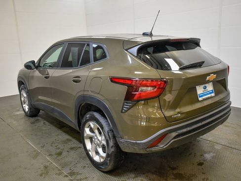 Used 2024 Chevrolet Trax LS w/ LS Convenience Package image 5