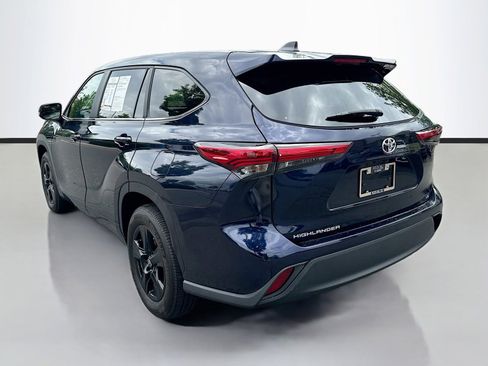 Used 2023 Toyota Highlander LE FWD image 5