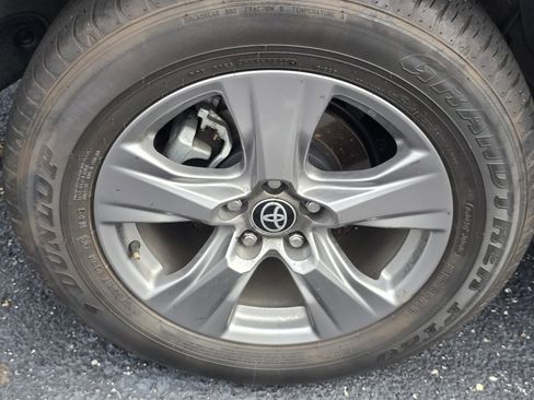 Used 2024 Toyota RAV4 XLE AWD/4WD image 9
