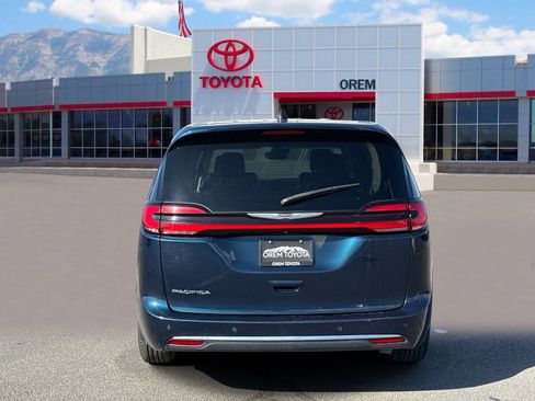 Used 2023 Chrysler Pacifica Touring-L image 4