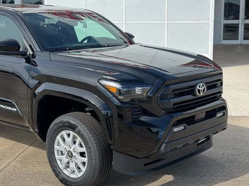Used 2025 Toyota Tacoma SR5 image 2