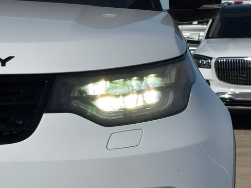 Used 2017 Land Rover Discovery HSE image 10