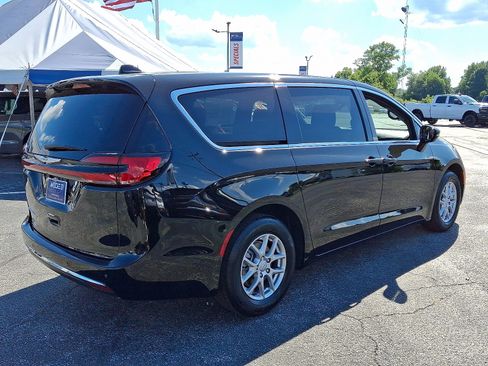 New 2026 Chrysler Pacifica Select image 6