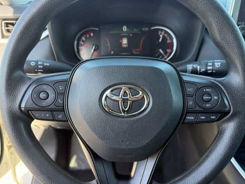 Used 2025 Toyota RAV4 XLE AWD/4WD image 19