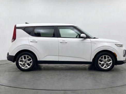 Used 2025 Kia Soul LX w/ LX Technology Package FWD image 11