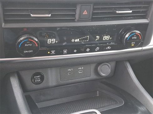 Used 2024 Nissan Rogue SV image 15