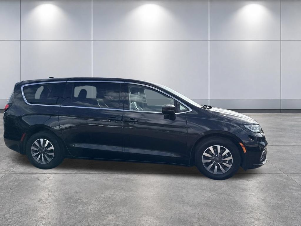 Used 2023 Chrysler Pacifica Touring-L FWD image 4