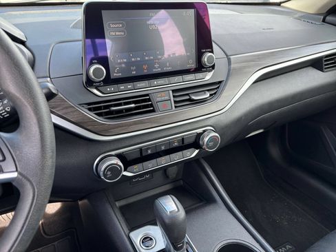 Used 2025 Nissan Altima 2.5 SV FWD image 14