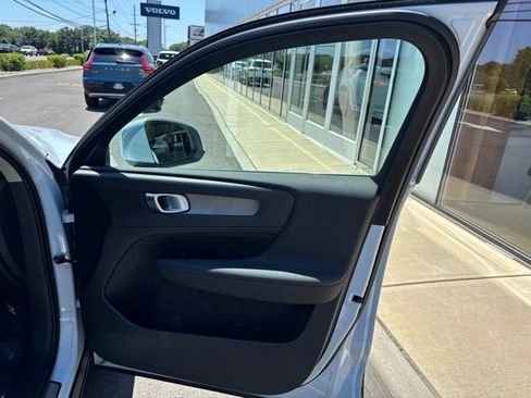 Used 2025 Volvo XC40 B5 Core AWD/4WD image 14