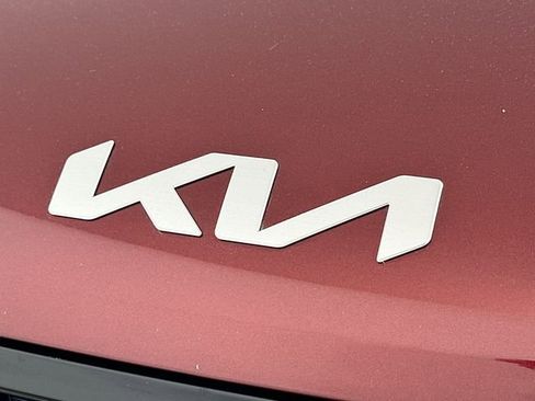 Used 2025 Kia Carnival FWD image 24