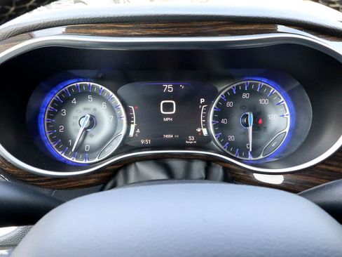 Used 2023 Chrysler Pacifica Limited FWD image 33