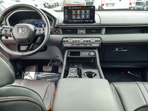 Used 2025 Honda Pilot Black Edition image 9