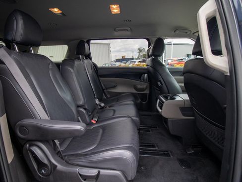 Used 2025 Kia Carnival FWD image 19