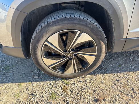 Used 2025 Volkswagen Taos SE image 30