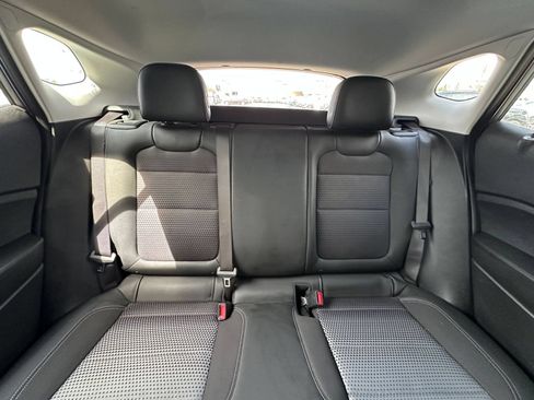 Used 2025 Chevrolet Trax LT FWD image 33
