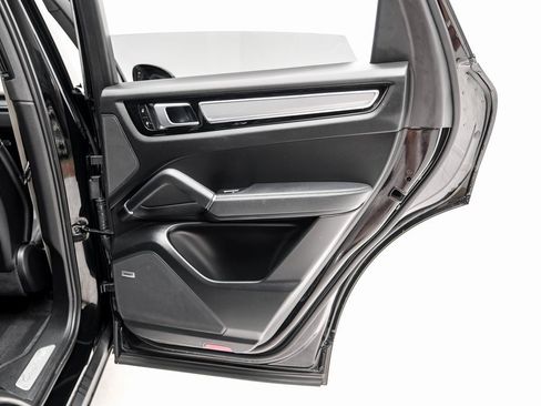 Used 2023 Porsche Cayenne S Platinum w/ Premium Package Plus image 46