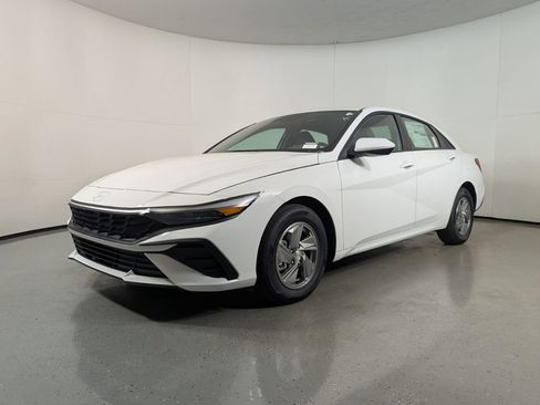 New 2026 Hyundai Elantra SE image 3