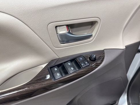 Used 2017 Toyota Sienna XLE Premium FWD image 32