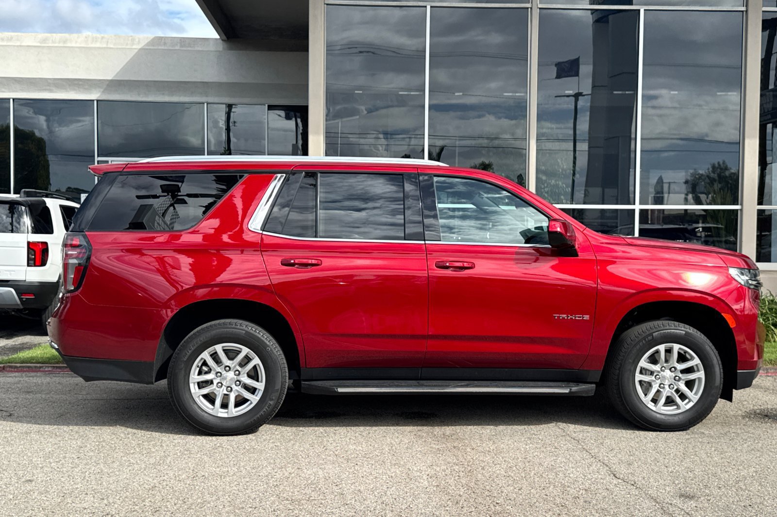 Used 2024 Chevrolet Tahoe LS RWD image 4