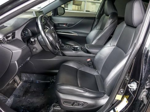 Used 2022 Toyota Venza XLE image 8