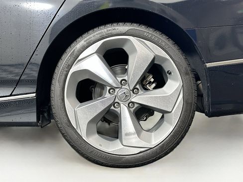 Used 2018 Honda Accord Touring image 11