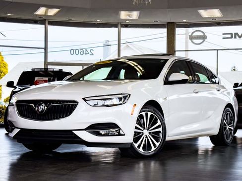 Used 2019 Buick Regal Essence w/ Driver Confidence Package I image 4