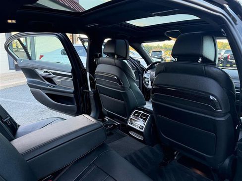Used 2018 BMW 750i xDrive image 21