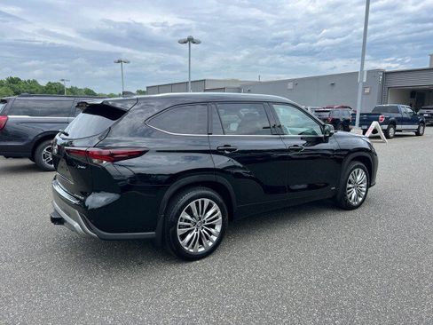 Used 2025 Toyota Highlander Platinum AWD/4WD image 5