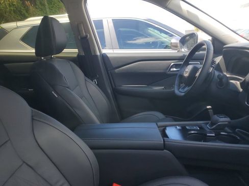 Certified 2025 Nissan Rogue Platinum FWD image 8