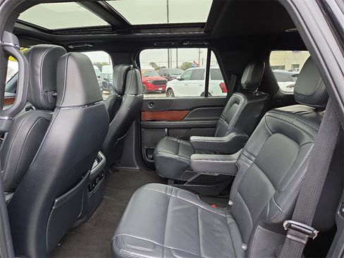 Used 2022 Lincoln Navigator Reserve image 18