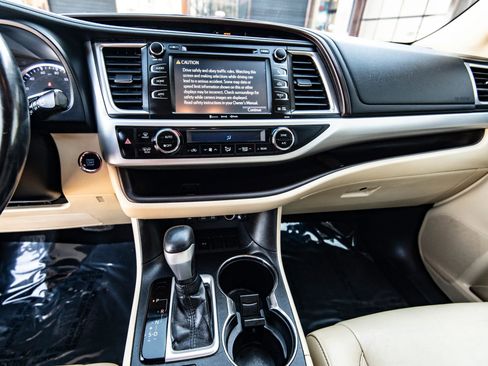 Used 2019 Toyota Highlander XLE image 24