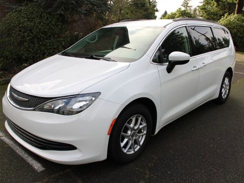 Used 2020 Chrysler Voyager Lxi image 1