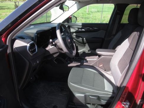 Used 2024 Chevrolet TrailBlazer LT FWD image 3