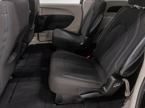 Certified 2022 Chrysler Voyager LX FWD image 22