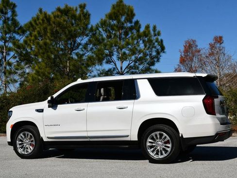 Used 2024 GMC Yukon XL SLT w/ SLT Luxury Package image 4