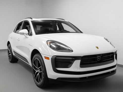 Certified 2025 Porsche Macan image 10