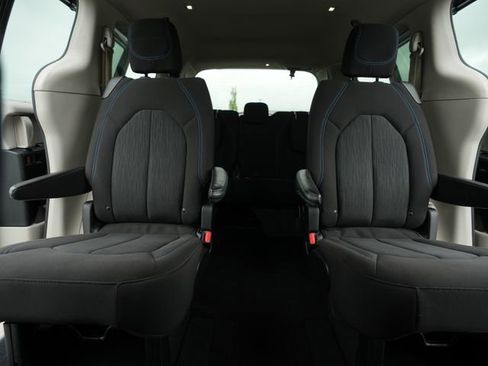 Used 2021 Chrysler Pacifica Touring FWD image 34