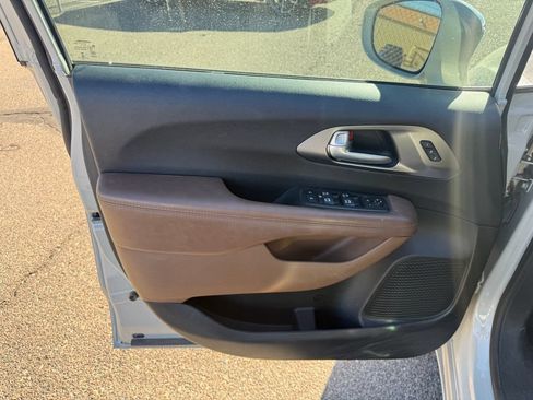 Used 2017 Chrysler Pacifica Limited w/ Advanced Safetytec Group FWD image 15