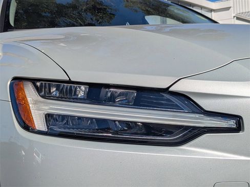 Used 2020 Volvo S60 T5 Momentum image 9