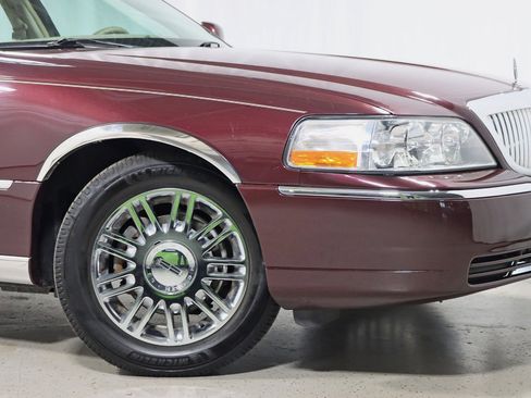 Used 2010 Lincoln Town Car Signature Limited RWD image 5
