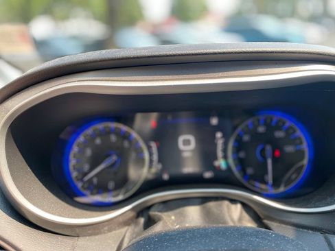 Used 2022 Chrysler Pacifica Touring-L FWD image 18