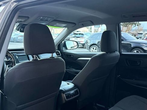 Used 2018 Toyota Highlander LE w/ Carpet Mat Package (TMS) FWD image 16
