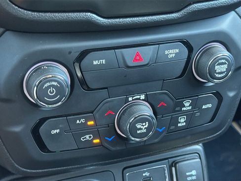 Used 2018 Jeep Renegade Altitude image 20